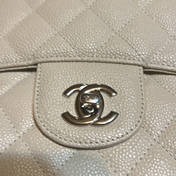 This beautiful Chanel bag is in wonderful condition. - Picture 2 of 7
